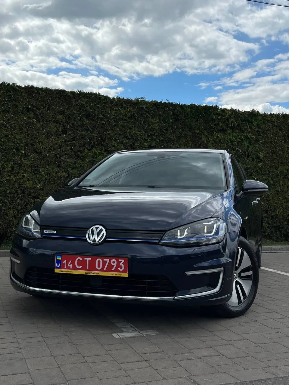 Volkswagen e-Golf 2016 — синій електрохетчбек