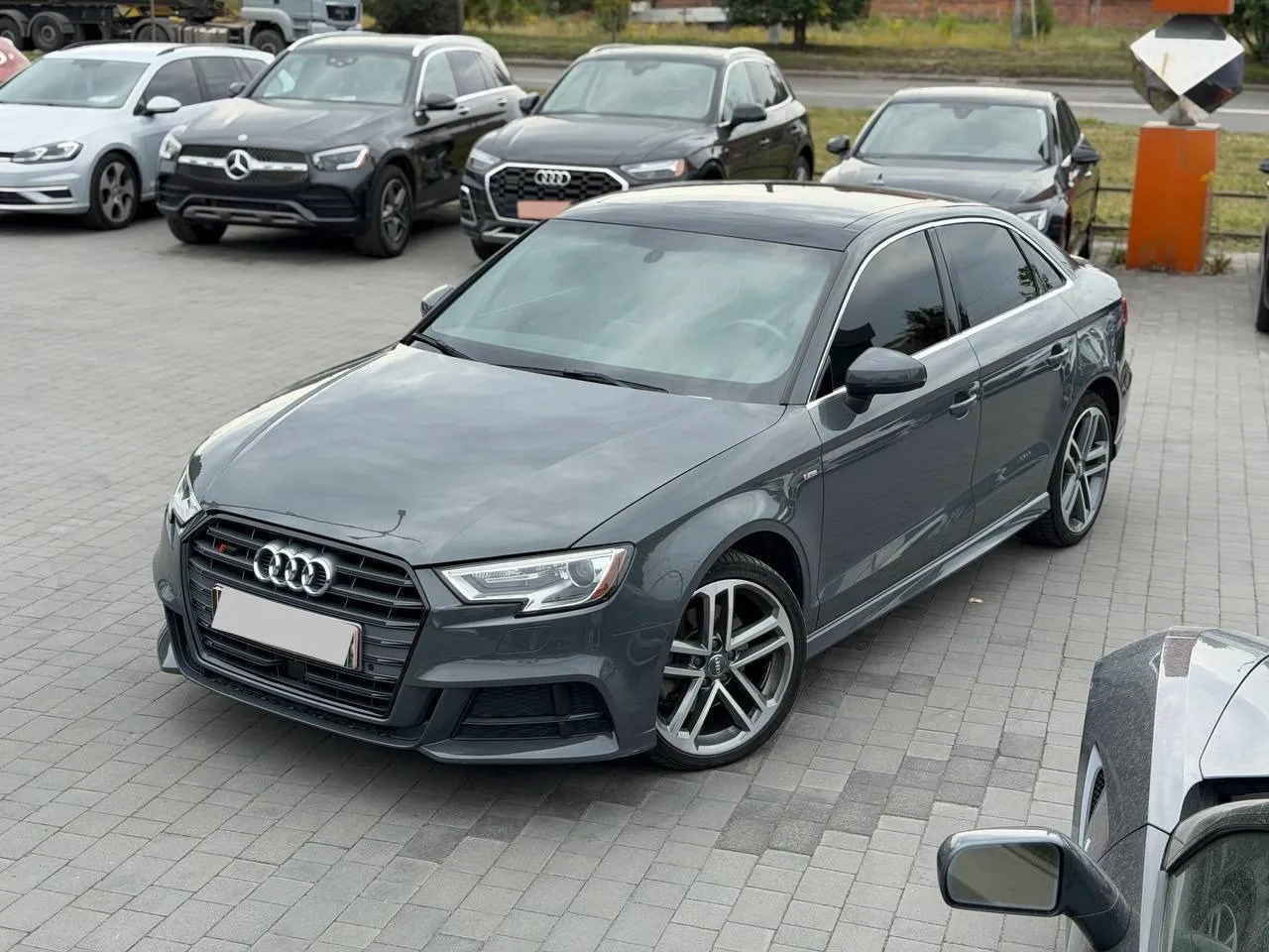 Audi A3 2016 — сірий седан, вигляд спереду збоку