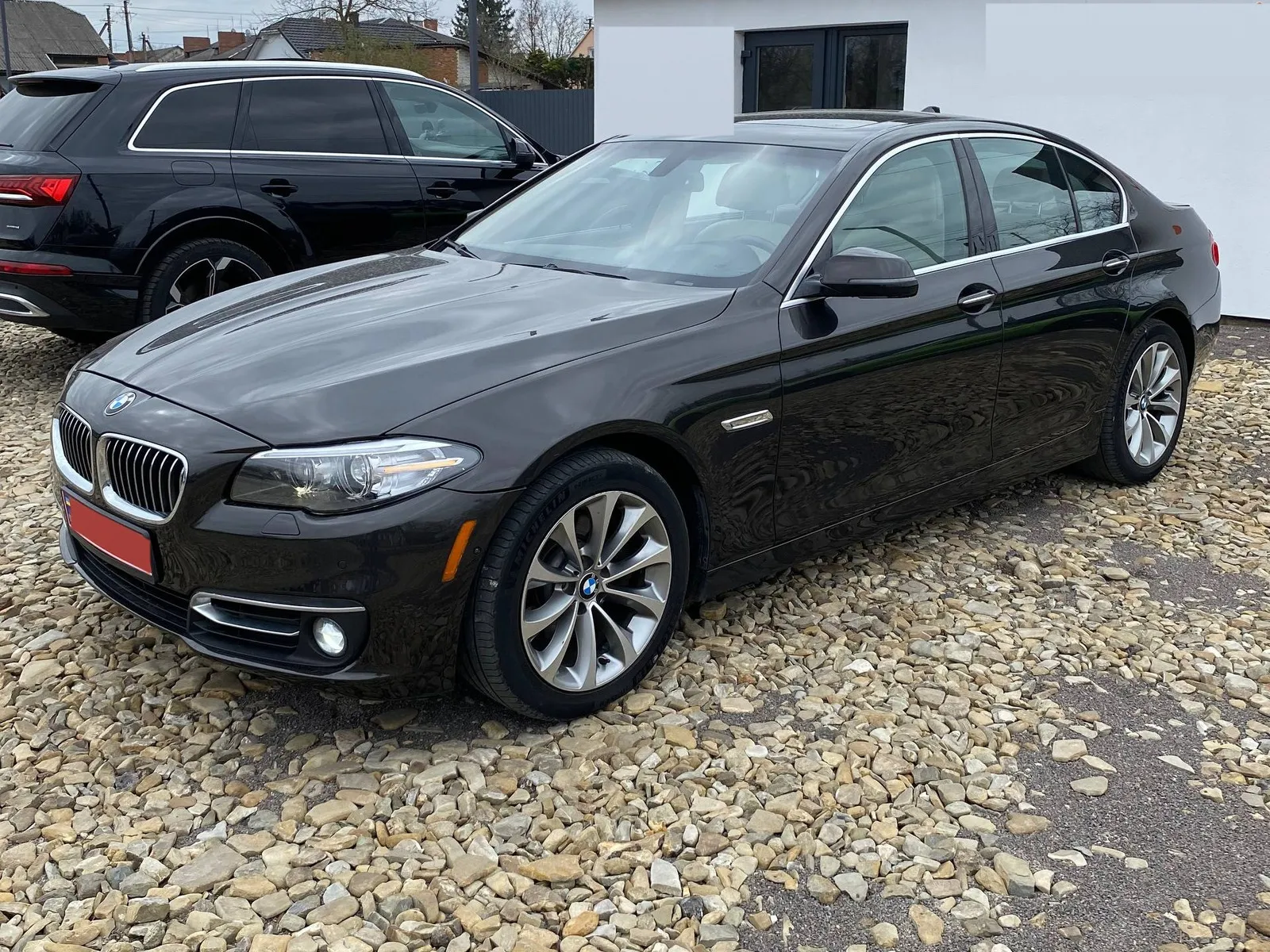 BMW 5 Series 528i 2014 — чорний бізнес-седан, вигляд спереду збоку