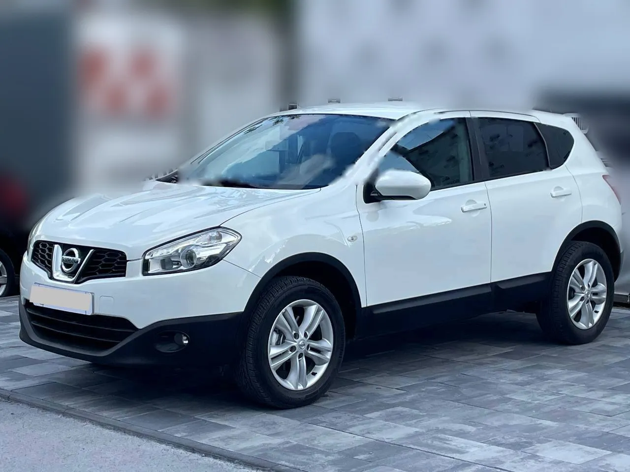 Nissan Qashqai 2011 — білий кросовер, вигляд спереду збоку