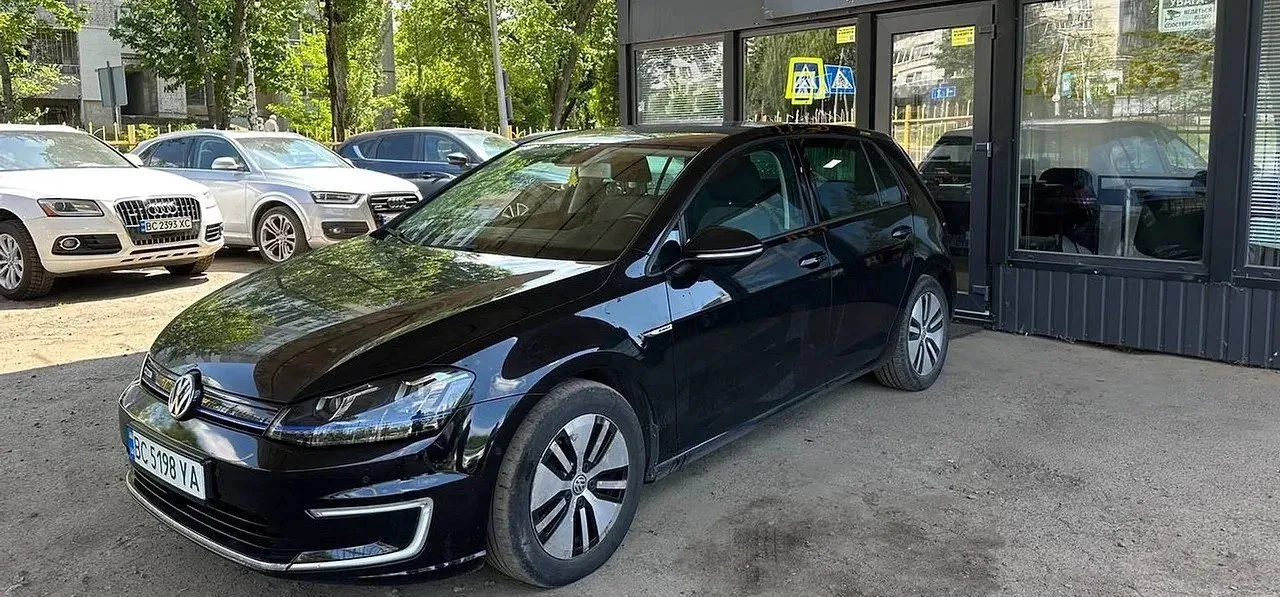 Volkswagen e-Golf 2015 — чорний електрохетчбек