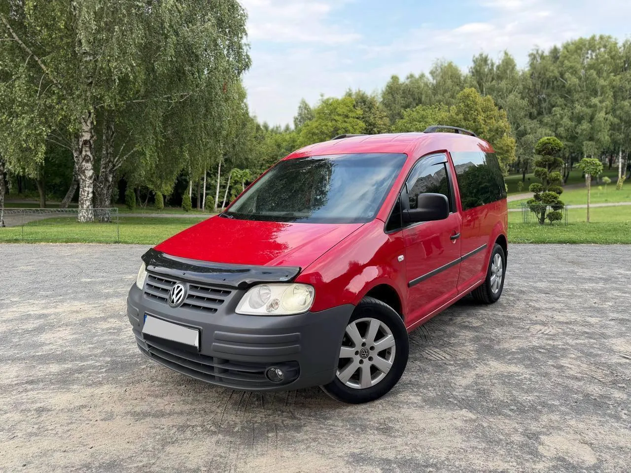 Volkswagen Caddy 2006 — червоний мінівен, вигляд спереду збоку