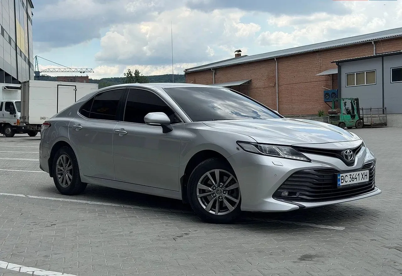 Toyota Camry 2018 — сірий седан