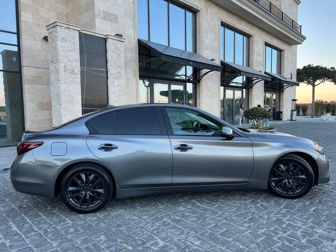 Infiniti Q50 2014 — сірий задньопривідний седан