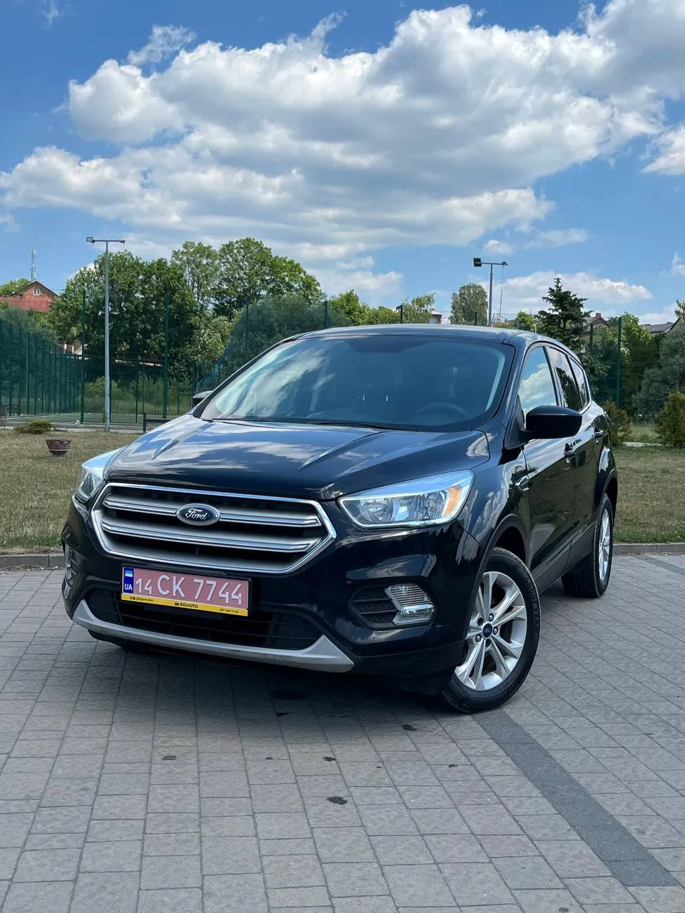 Ford Escape 2017 — чорний кросовер