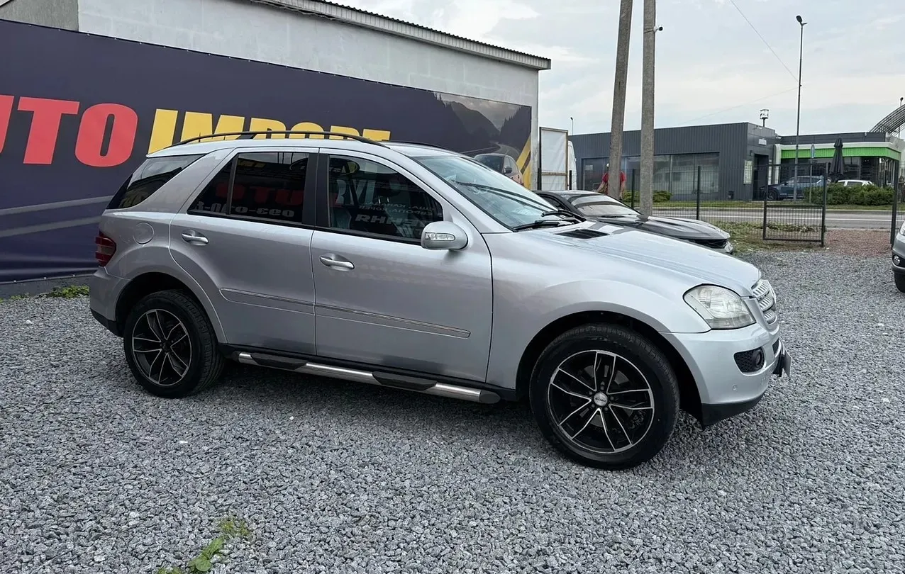 Mercedes-Benz ML 350d 2008 — сріблястий позашляховик