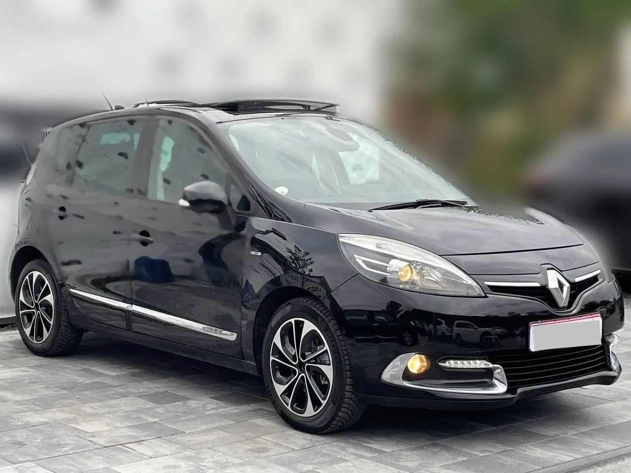 Renault Scenic 2015 — чорний мінівен, вигляд спереду збоку