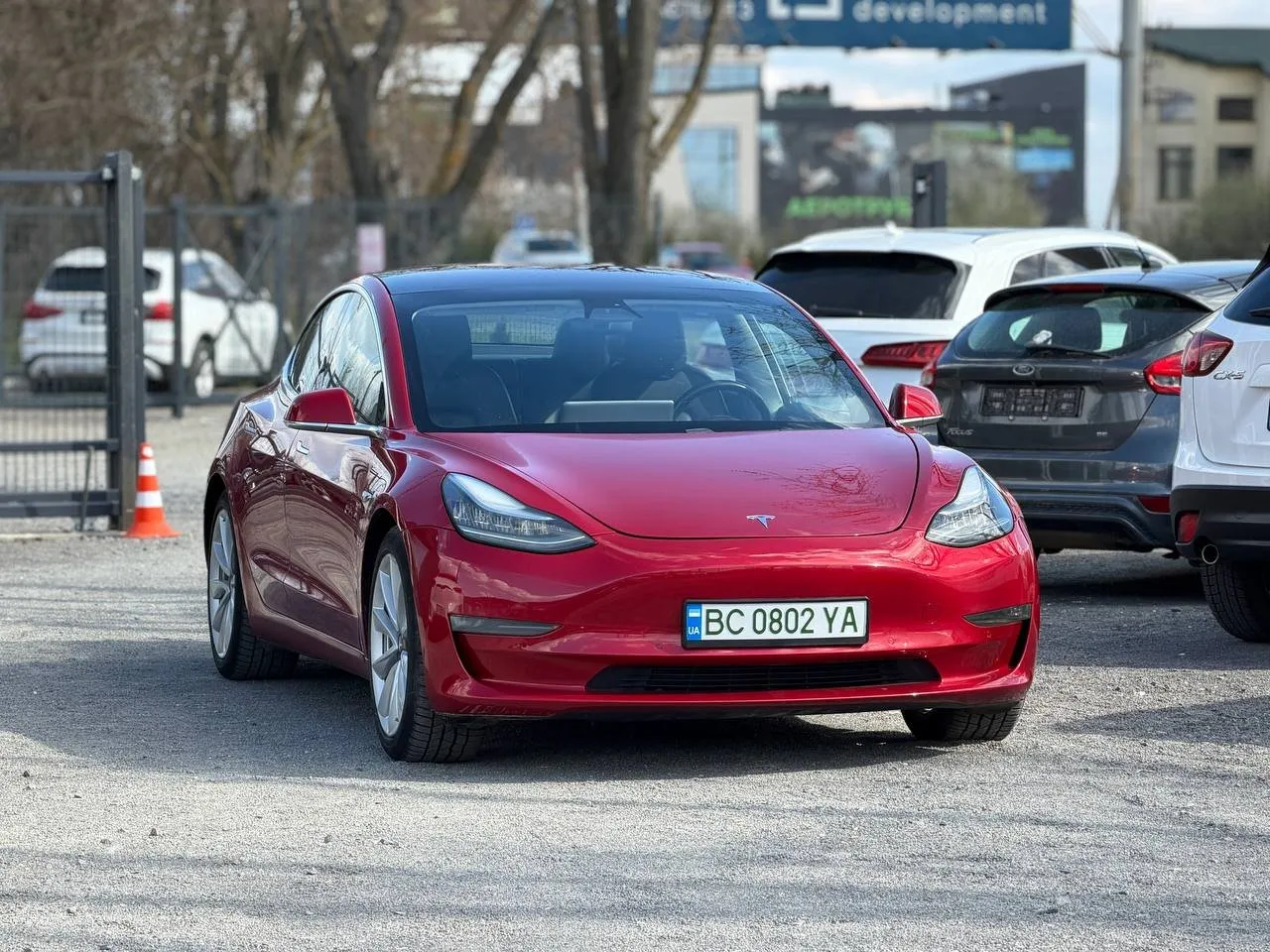 Tesla Model 3 2018 — червоний електроседан