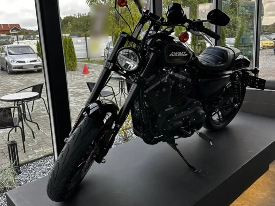 Harley-Davidson Sportster XL1200CX Roadster 2020 — чорний мотоцикл, вигляд збоку