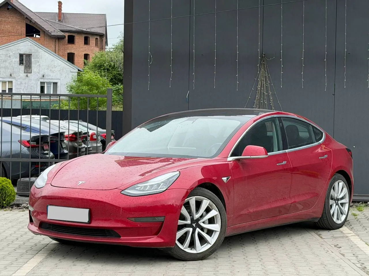Tesla Model 3 2018 — червоний електроседан