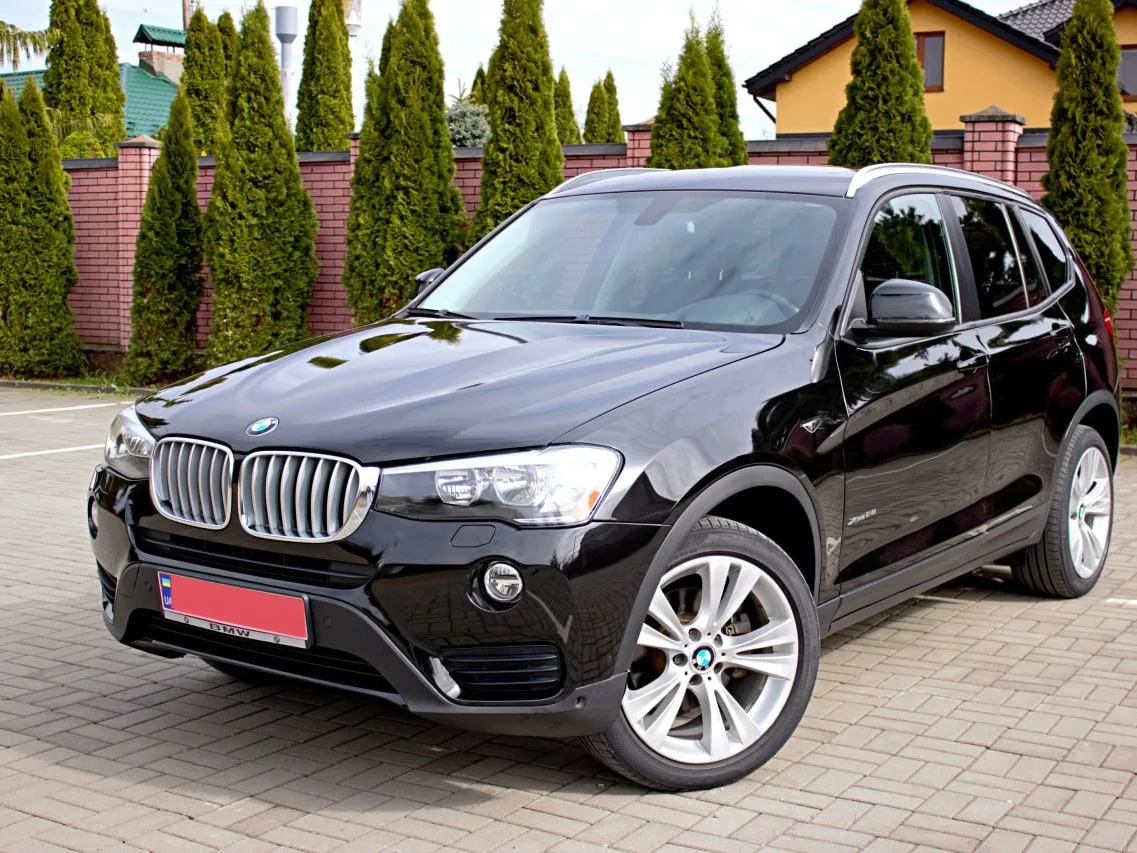BMW X3 xDrive28i 2016 — чорний кросовер, вигляд спереду збоку