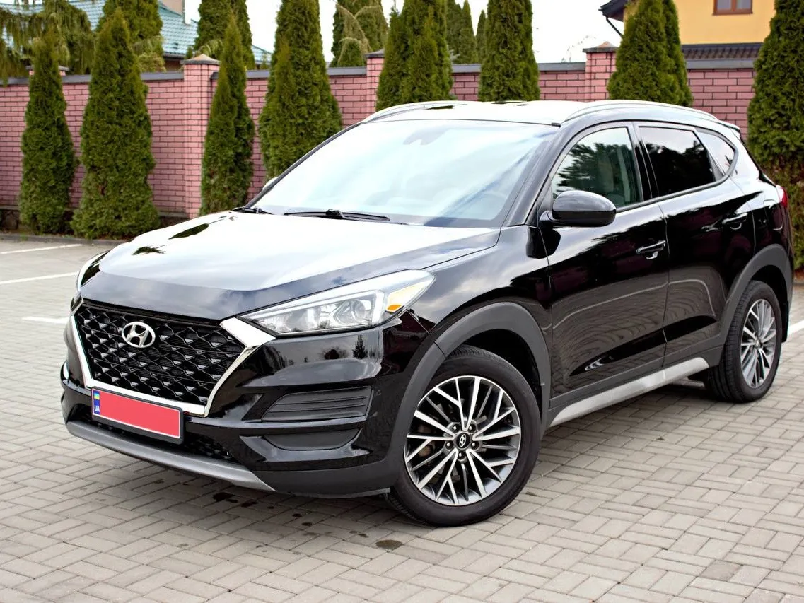 Hyundai Tucson Limited 2020 — чорний кросовер, вигляд спереду збоку
