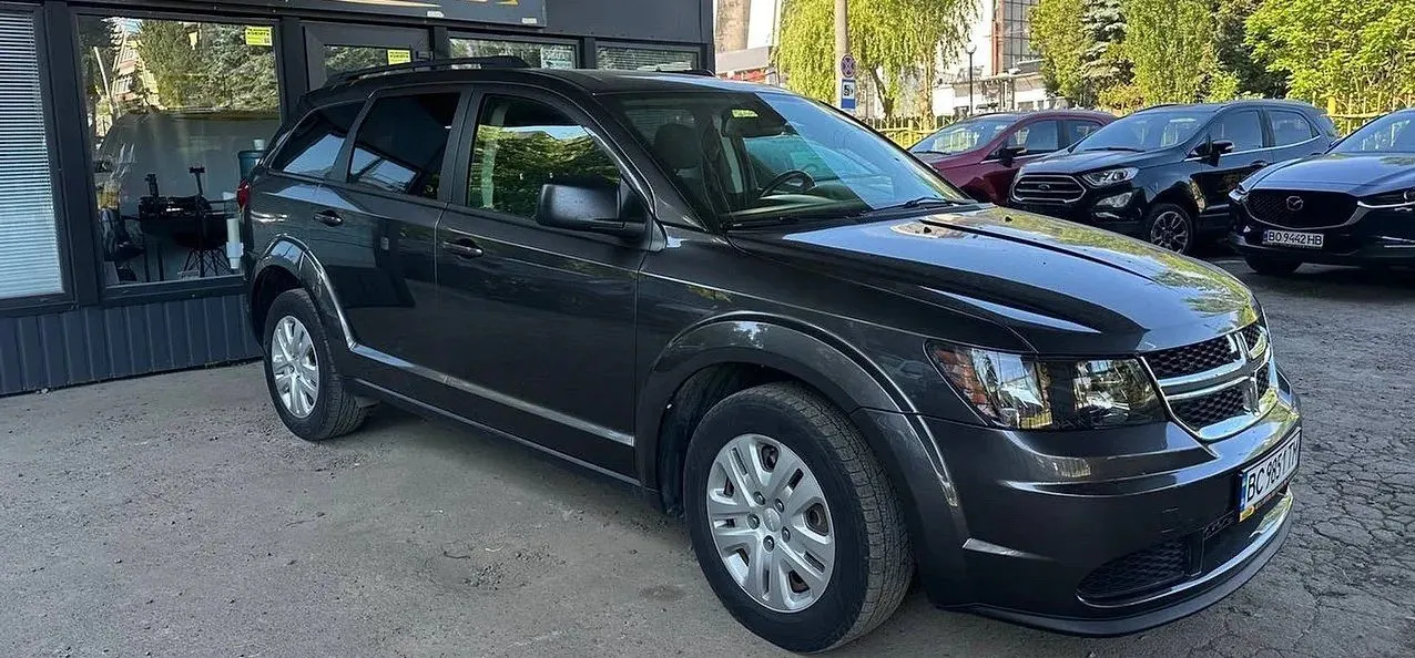 Dodge Journey 2020 — сірий кросовер