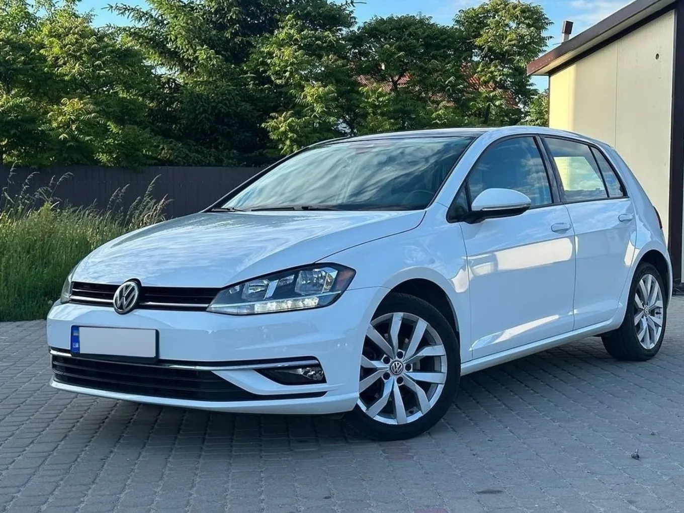 Volkswagen Golf 2019 — білий хетчбек, вигляд спереду збоку
