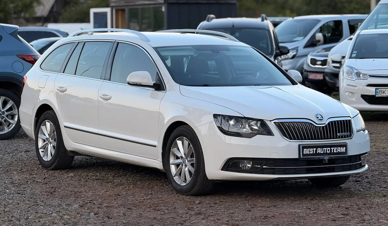 Skoda Superb Combi 2013 — білий універсал