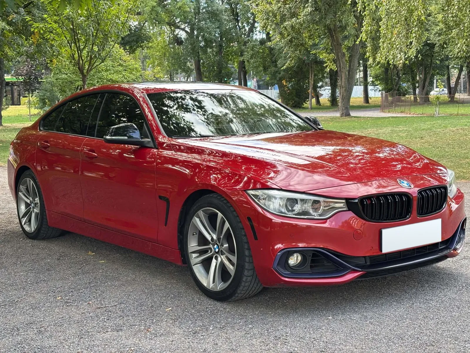 BMW 4 Series 428i Gran Coupe 2015 — червоний ліфтбек, вигляд спереду збоку