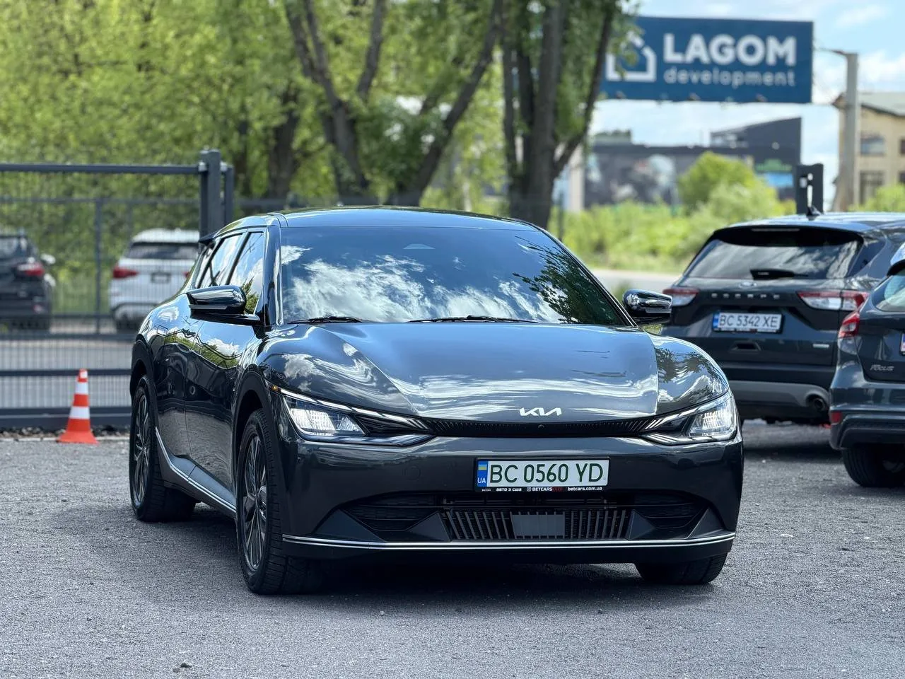 Kia EV6 2023 — сірий електрокросовер