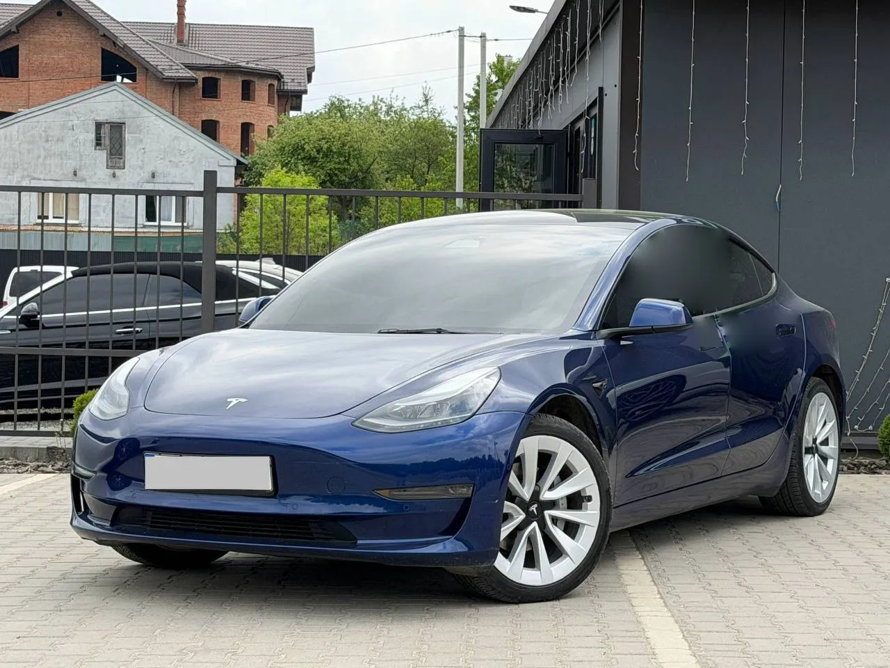 Tesla Model 3 2022 — синій седан, вигляд спереду збоку