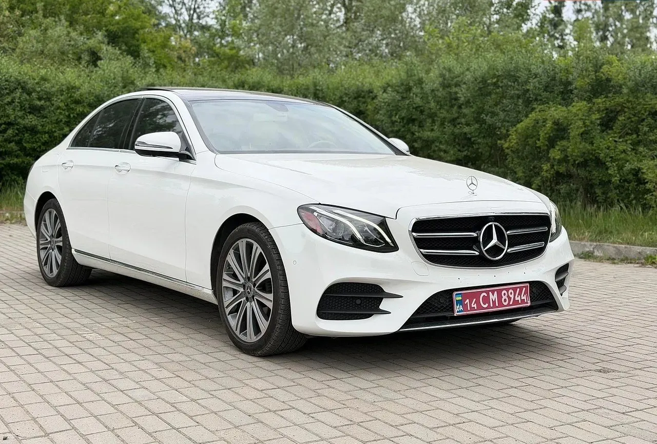 Mercedes-Benz E-Class 2020 — білий седан