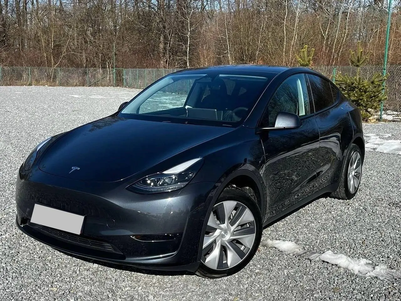 Tesla Model Y RWD 2024 — сірий кросовер, вигляд спереду збоку