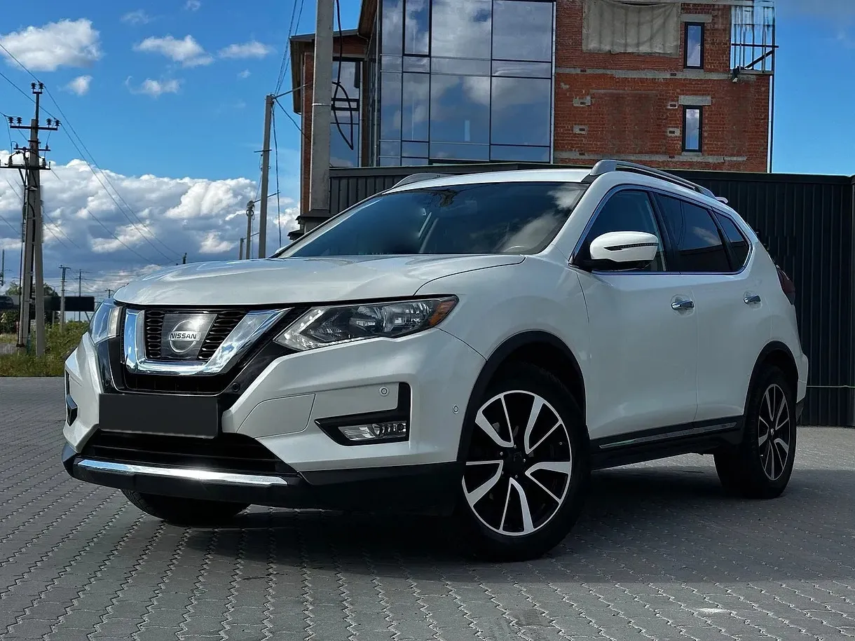 Nissan Rogue SL 2019 — білий кросовер, вигляд спереду збоку