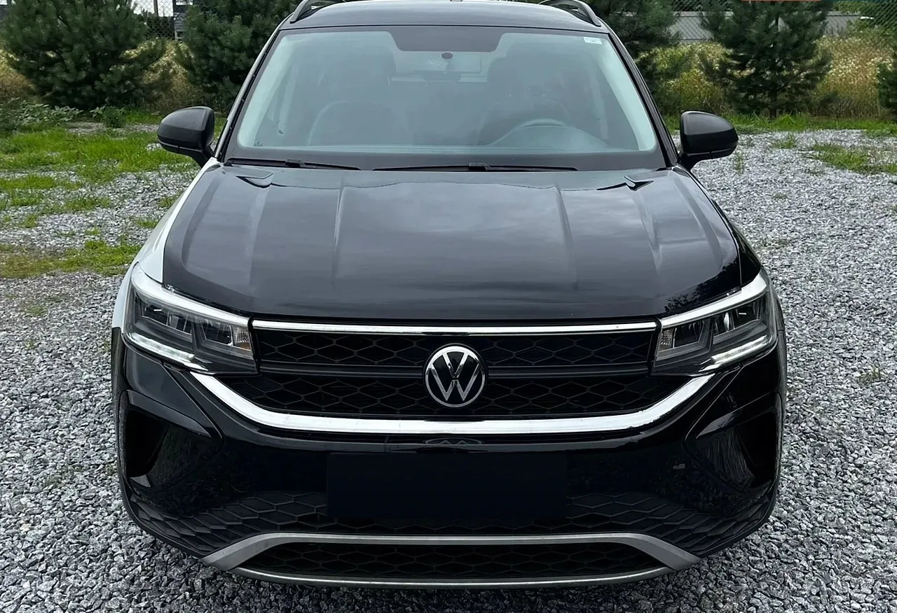Volkswagen Taos 2022 — чорний кросовер