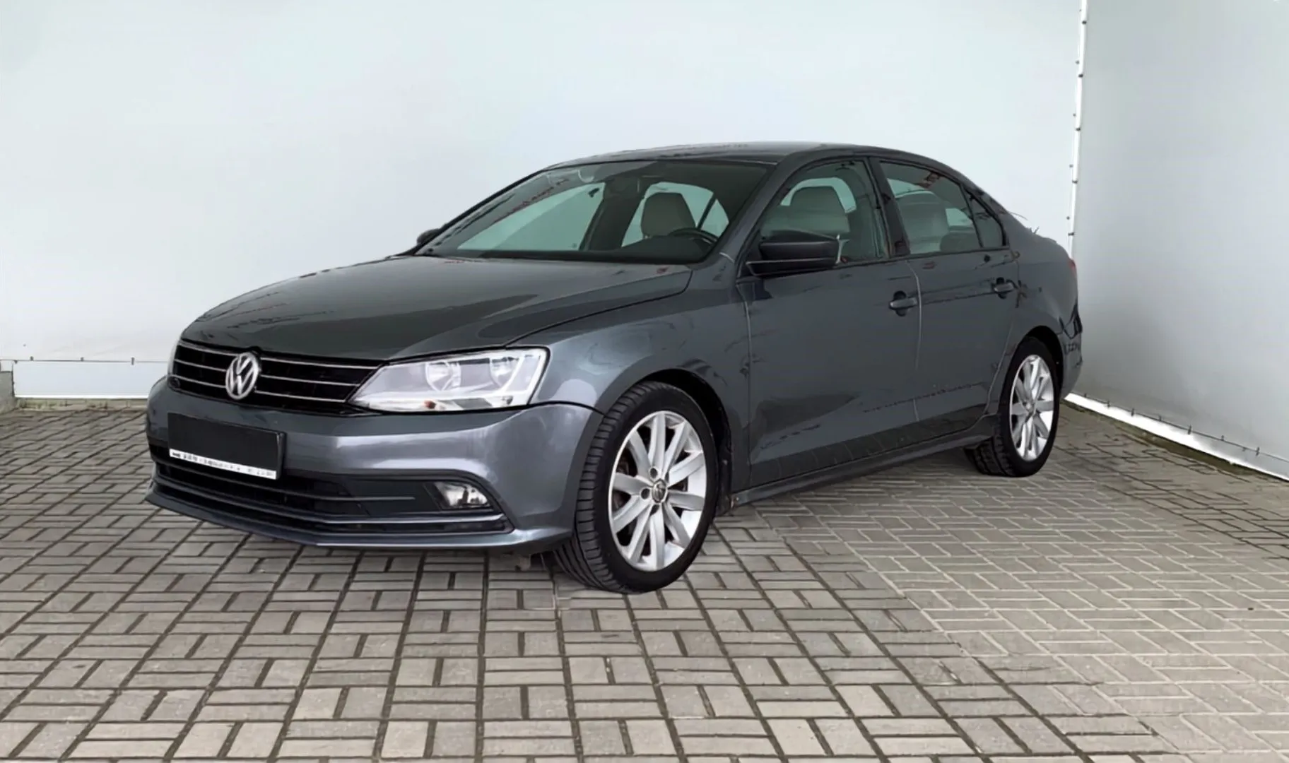 Volkswagen Jetta 2016 — сірий седан