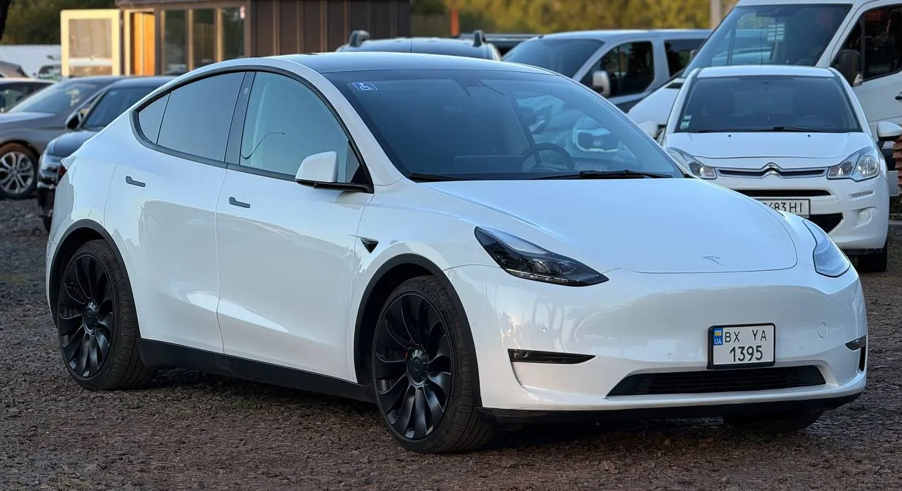 Tesla Model Y Performance 2021 — білий електрокросовер