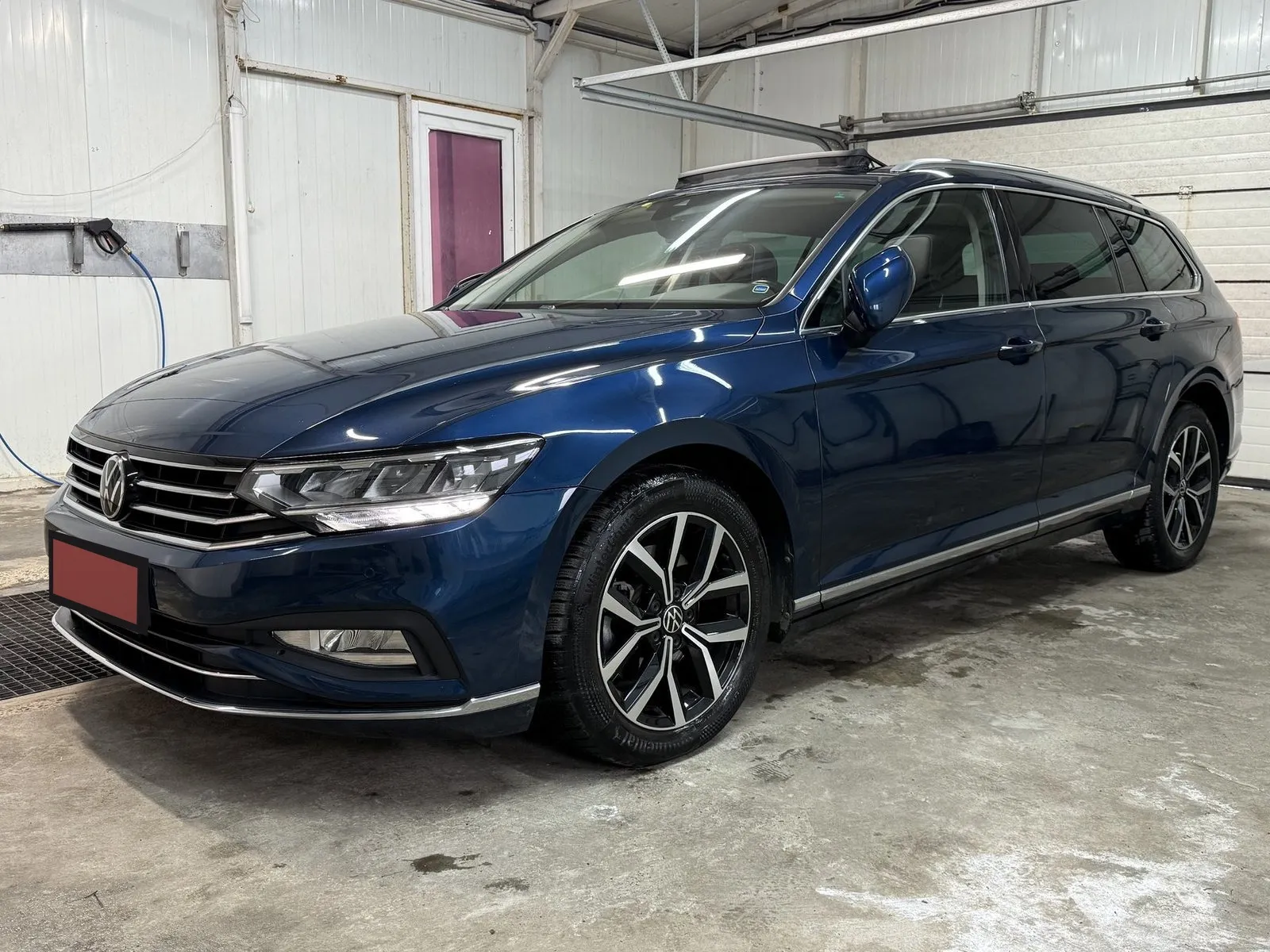 Volkswagen Passat Variant 2021 — синій універсал, вигляд спереду збоку