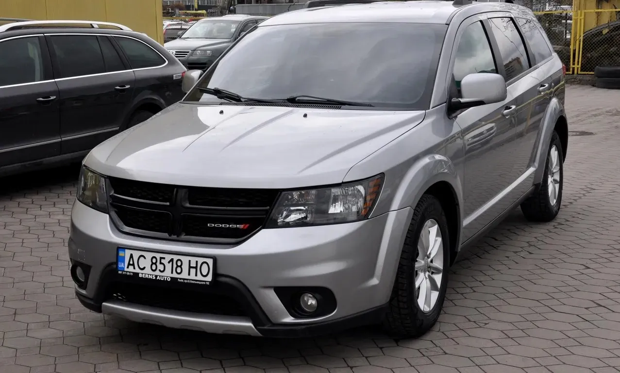Dodge Journey 2016 — сірий сімимісний кросовер