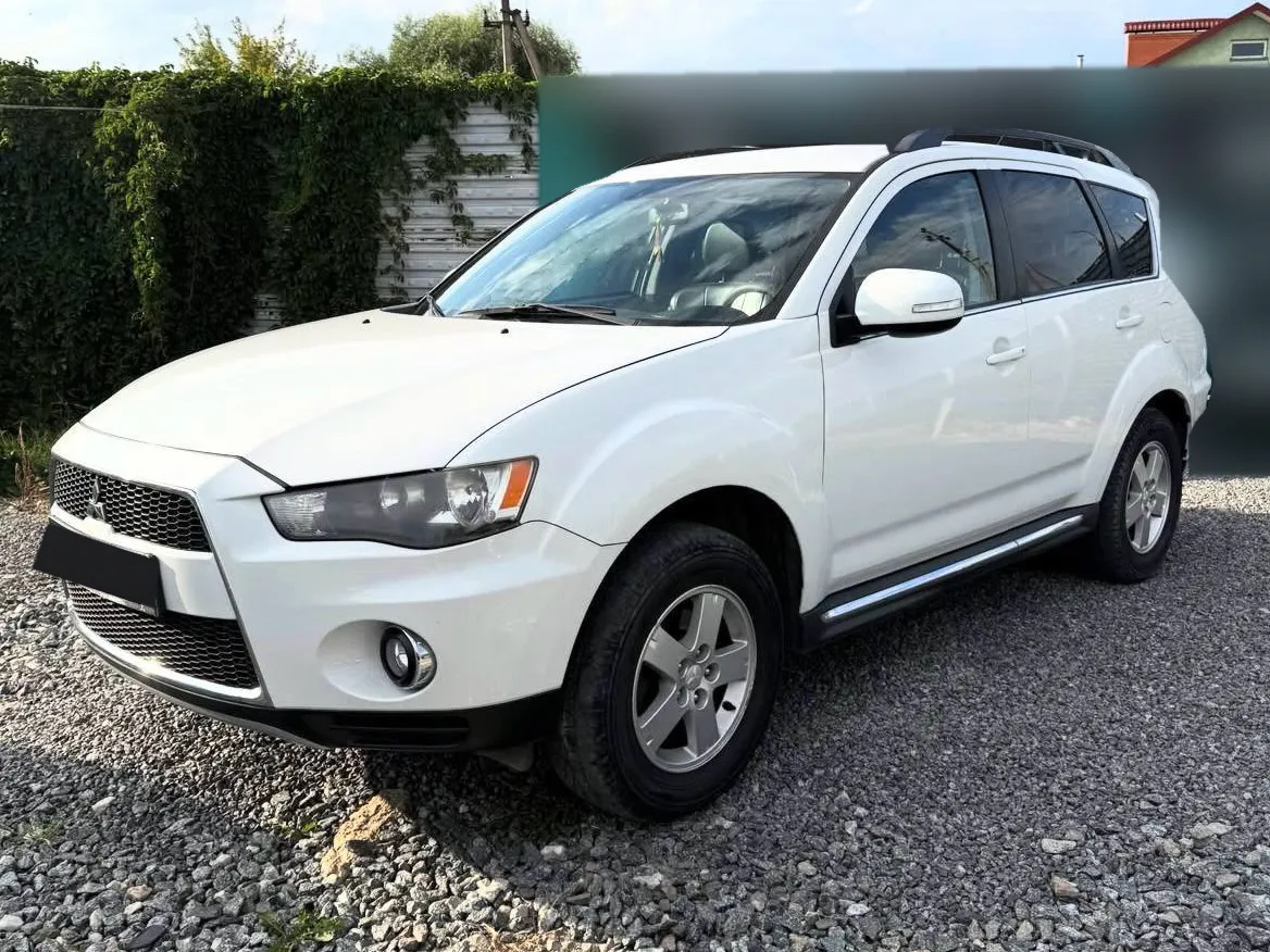 Mitsubishi Outlander 2011 — білий кросовер, вигляд спереду збоку