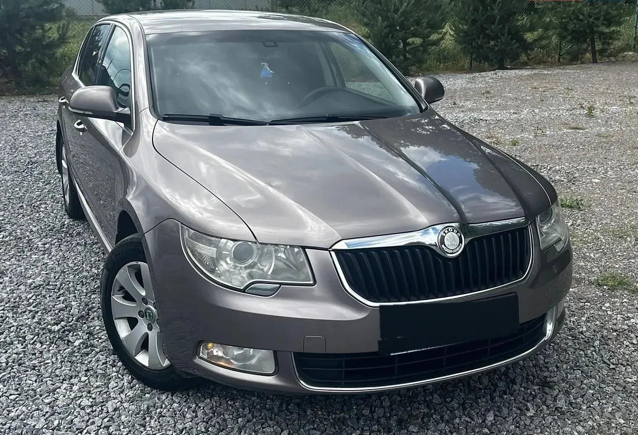 Skoda Superb 2012 — коричневий ліфтбек