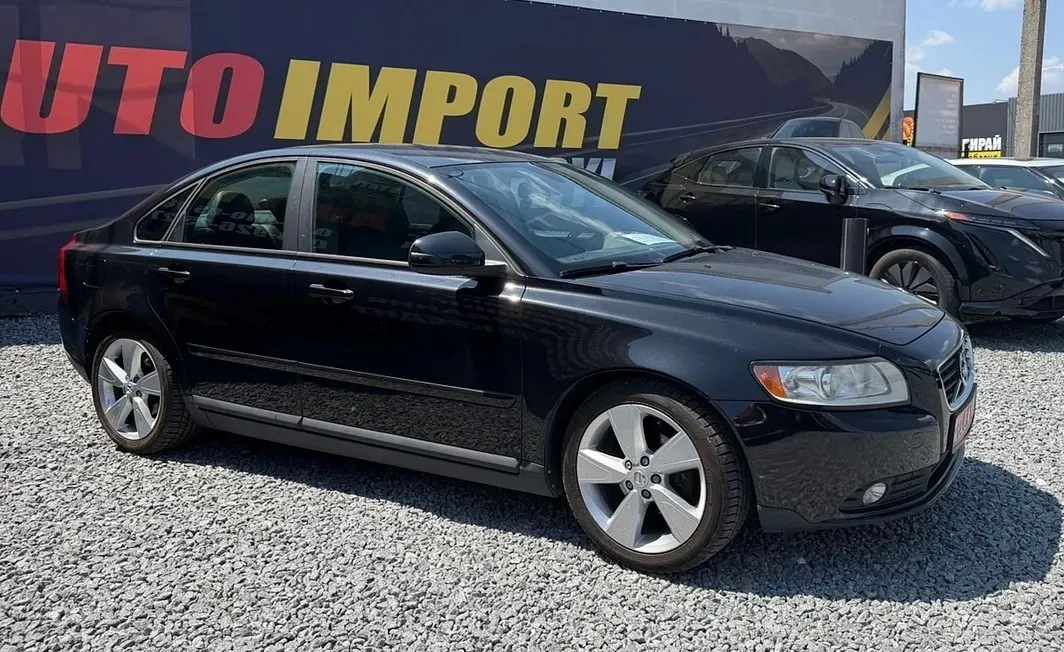 Volvo S40 2011 — чорний седан