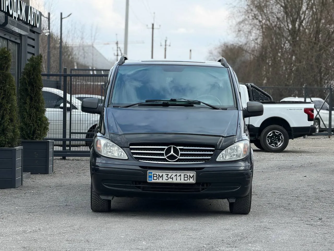 Mercedes-Benz Vito 2007 — чорний мінівен на 9 місць