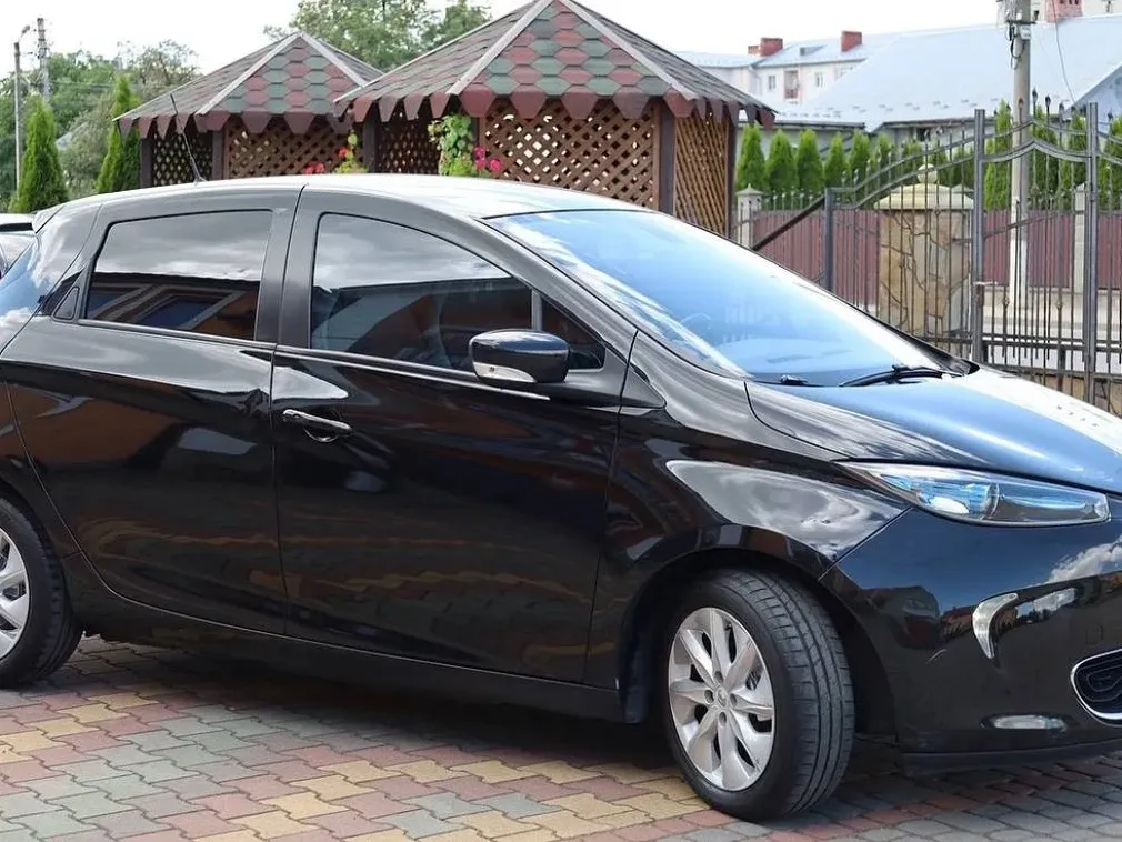 Renault Zoe 2015 — чорний електричний хетчбек