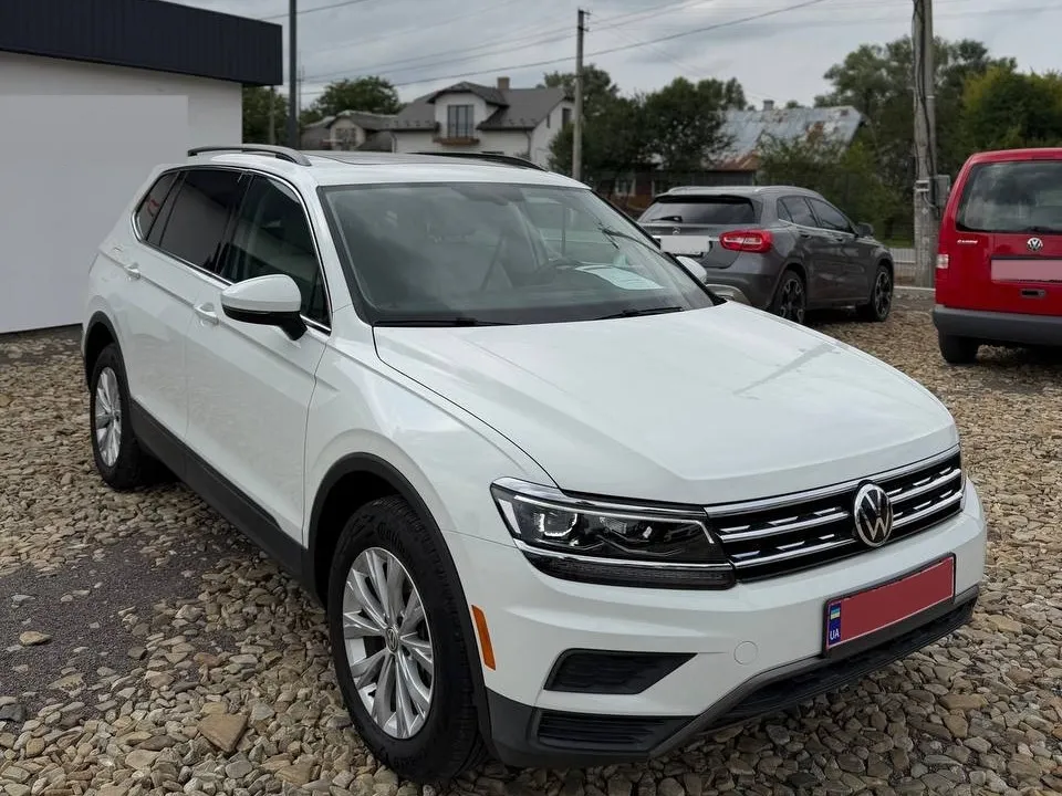 Volkswagen Tiguan SE 2019 — білий кросовер, вигляд спереду збоку