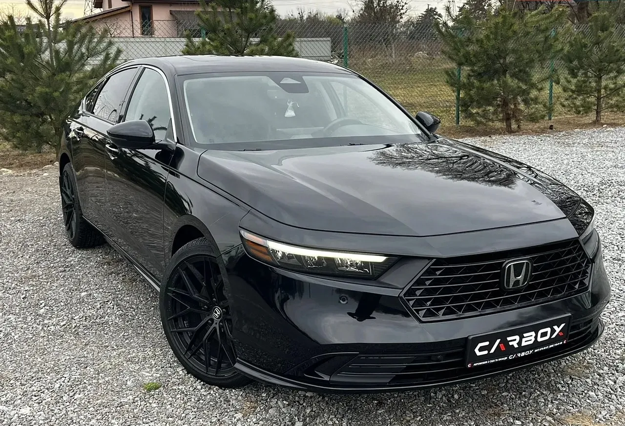 Honda Accord Hybrid 2023 — чорний седан