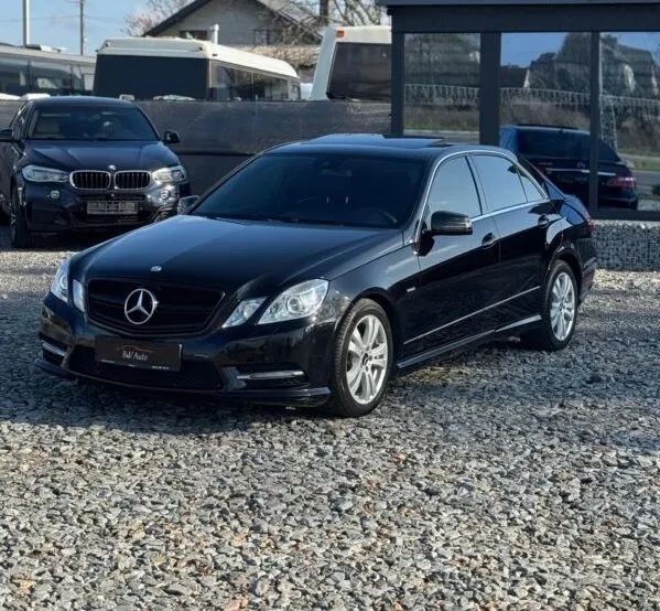 Mercedes-Benz E250 2012 — чорний седан