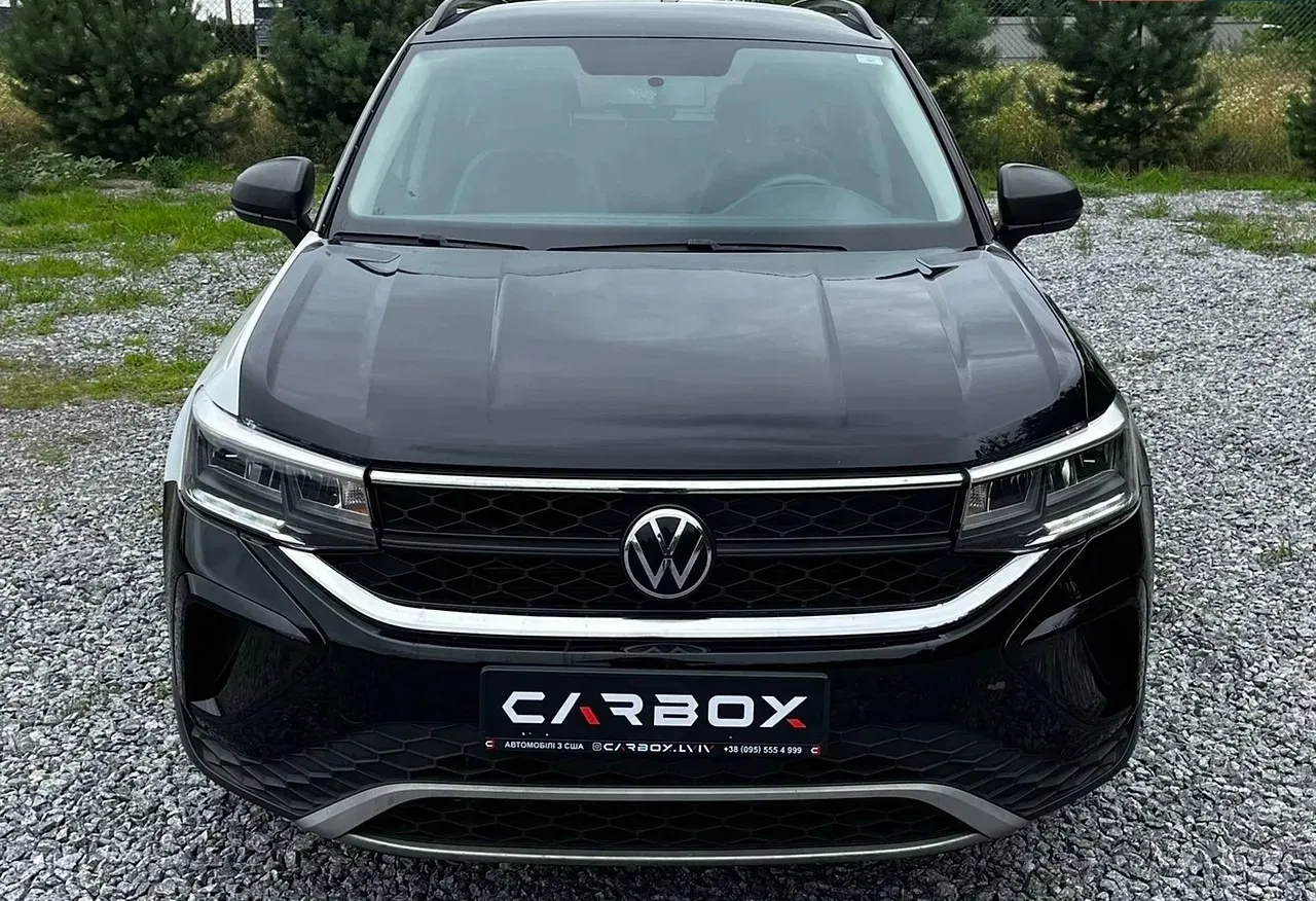 Volkswagen Taos 2022 — чорний кросовер