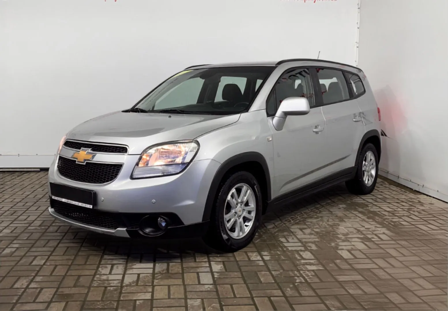 Chevrolet Orlando 2012 — сріблястий сімимісний мінівен