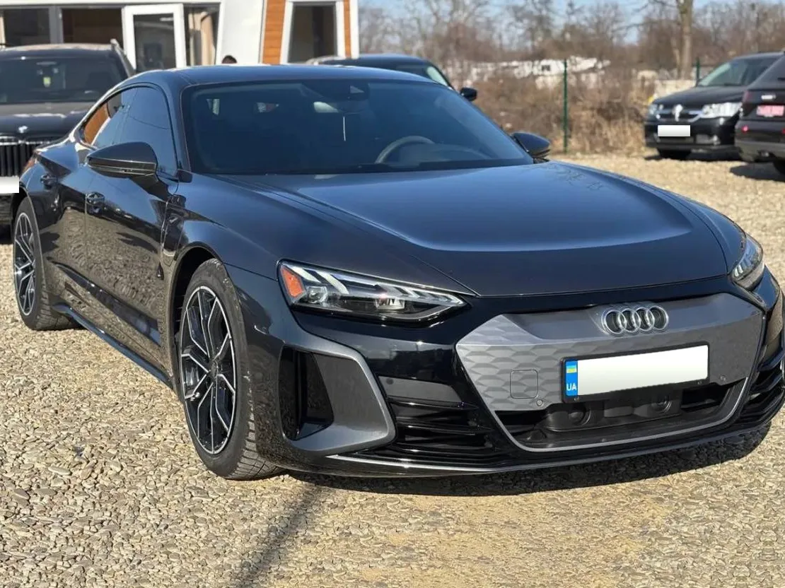 Audi e-tron GT 2022 — сірий седан, вигляд спереду збоку