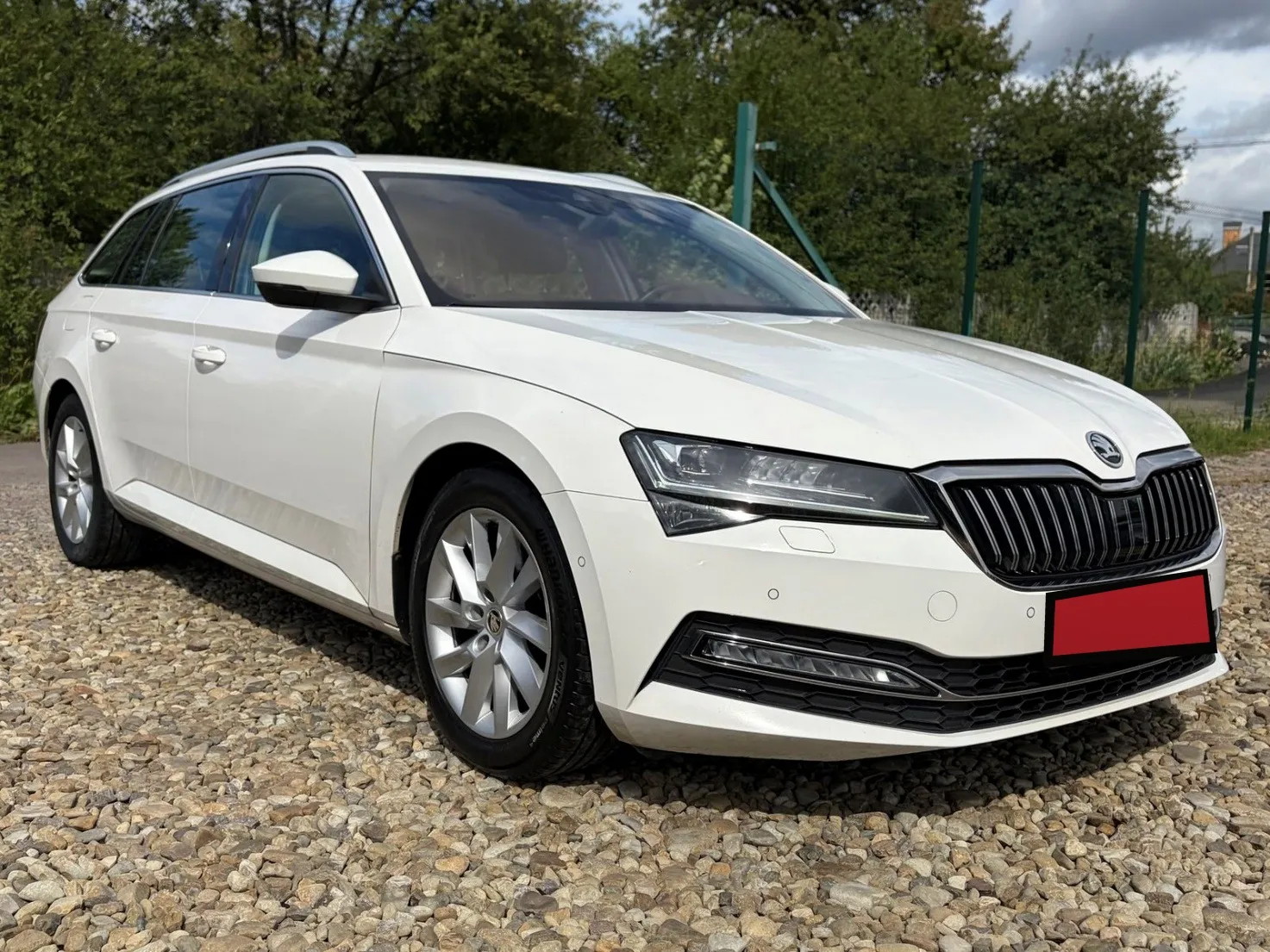Skoda Superb Combi 2021 — білий універсал, вигляд спереду збоку