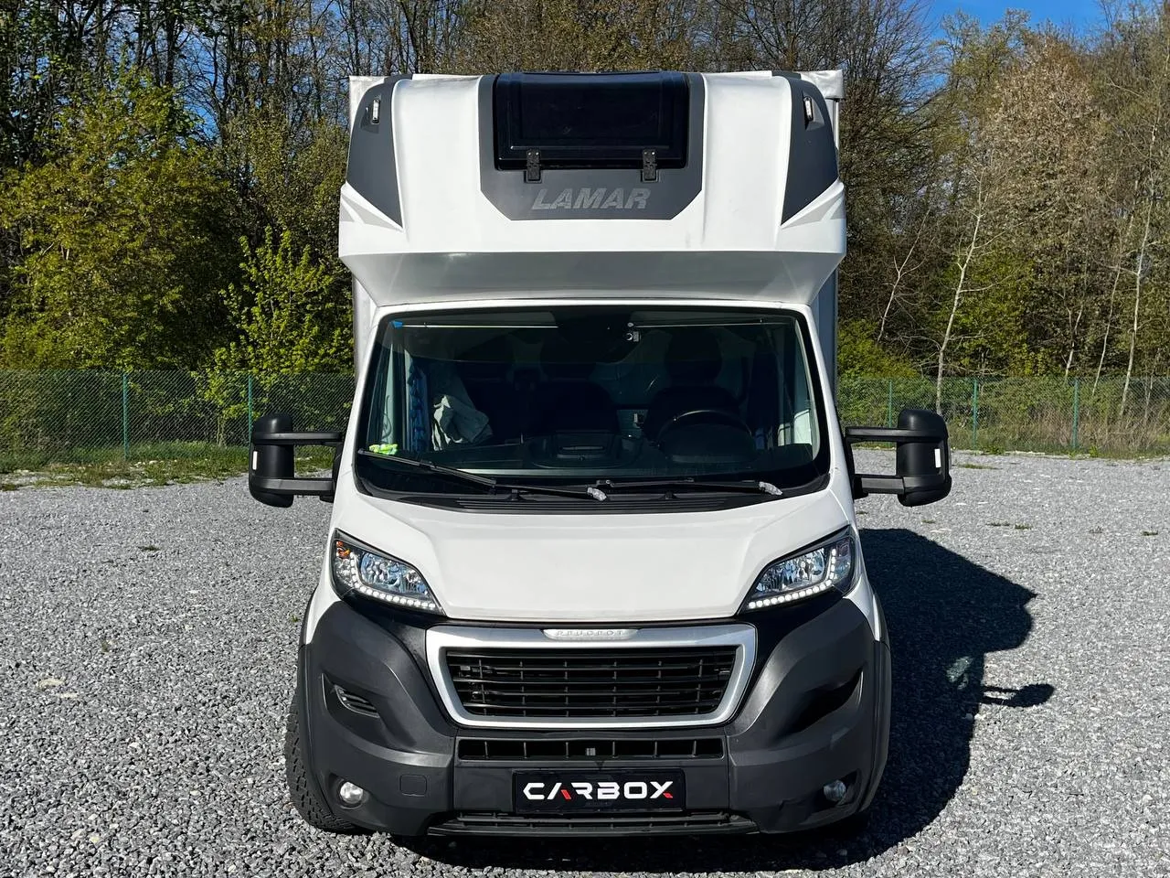 Peugeot Boxer 2015 — білий бортовий фургон із тентом