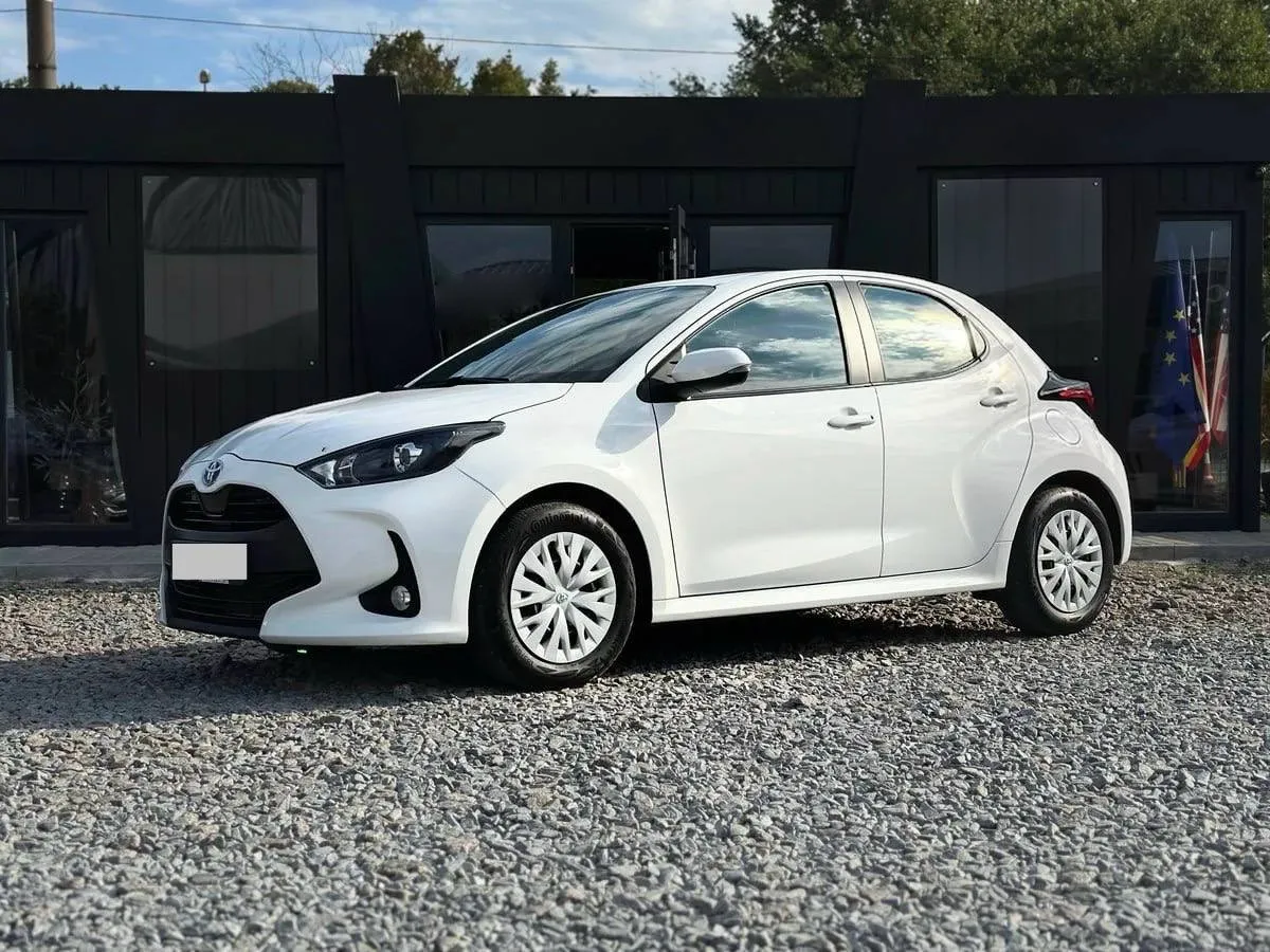 Toyota Yaris Hybrid 2023 — фото 2