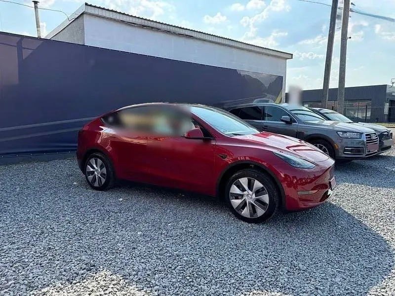 Tesla Model Y RWD 2024 червоний — фото 2