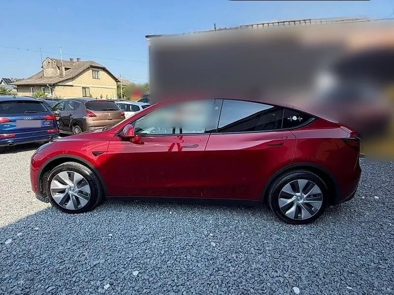 Tesla Model Y RWD 2024 червоний — фото 3